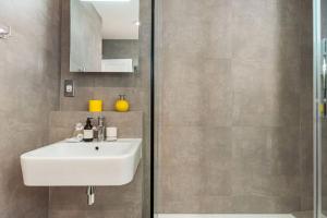 GuestReady - Chic London Retreat with Balcony