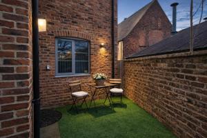1 Bed Apartment Near Kelham Island, FREE Parking - Hosted by StayHostSave
