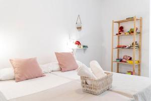 Private Balcony Walk to Mezquita Alcázar