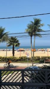 Lindo Apartamento no Canto do Forte,Pé na areia
