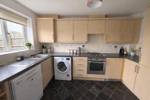 Robinson House - Excellent Location - Driveway Parking, Super-Fast Wifi, Smart TVs and Self-Check-In by Yoko Property