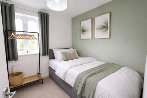 Robinson House - Excellent Location - Driveway Parking, Super-Fast Wifi, Smart TVs and Self-Check-In by Yoko Property