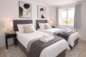 Robinson House - Excellent Location - Driveway Parking, Super-Fast Wifi, Smart TVs and Self-Check-In by Yoko Property