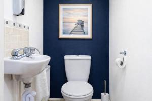 Robinson House - Excellent Location - Driveway Parking, Super-Fast Wifi, Smart TVs and Self-Check-In by Yoko Property