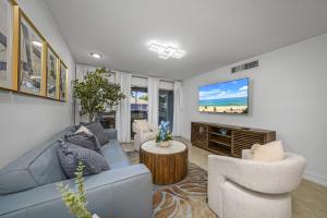 Downtown Naples Retreat - Walk to 5th Ave & Beach