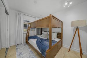 Downtown Naples Retreat - Walk to 5th Ave & Beach