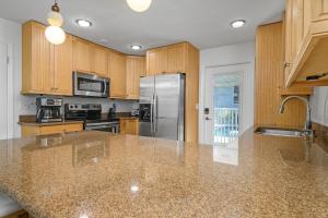 Downtown Naples Retreat - Walk to 5th Ave & Beach