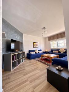Spacious 2BR near Coast - Terrace & Free Parking