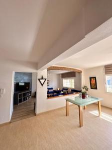 Spacious 2BR near Coast - Terrace & Free Parking
