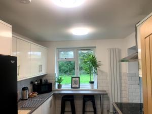 Spacious 2Bed Home Sleeps 5 Parking Liverpool