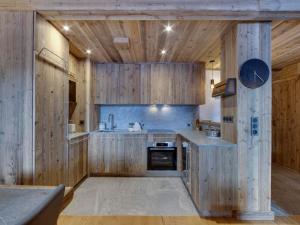 Superbe duplex 68m² avec cheminée, 2 chambres, parking intérieur, et services inclus à Val dIsère - FR-1-567-46