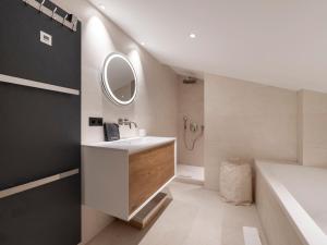 Spacieux duplex 158 m², 5 chambres, proximité centre, parking - FR-1-567-144
