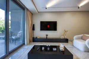 Luxury 3BR Apt Large Garden & Pool at Silverpalm