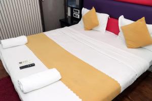 Hotel Red Stone - 3 Mins from Railway Station and 5 Mins from Metro