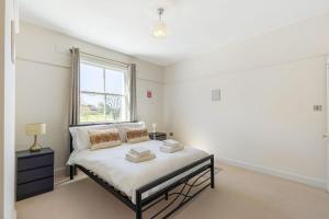 GuestReady - Chic Harrow Retreat with Garden Oasis