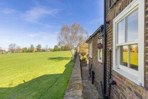 GuestReady - Chic Harrow Retreat with Garden Oasis