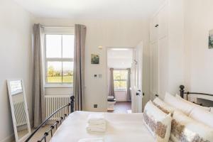 GuestReady - Chic Harrow Retreat with Garden Oasis