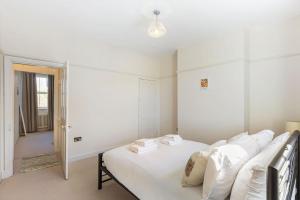 GuestReady - Chic Harrow Retreat with Garden Oasis