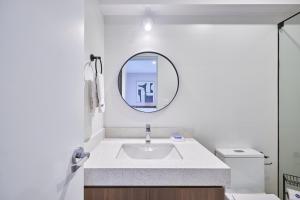Modern Acacias Spacious 2BR with Balcony, Steps from Larcomar