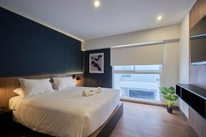 Modern Acacias Spacious 2BR with Balcony, Steps from Larcomar