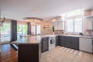 Family Lake House In Quiet Cove 45