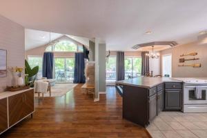 Family Lake House In Quiet Cove 45