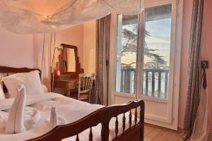 80 m Apartment with Sea & Pool View Sleeps 6