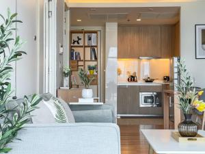 Near MRT l Fully Furnish l Steam and Suana