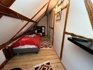 Dom z rustykalną duszą- 4 pokoje - dla 8 - 9 osób, przy granicy, nad rzeką Nysą, z salonem kuchnnym, jadalnią, z dostępem do partyroom, tarasem z widokiem na rzekę,