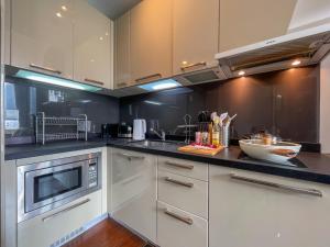 Near BTS l Large 55 sqm l Pool and Gym