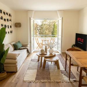 UP&GREAT Apartments - Modern Riverside Homes near Airport and Free Parking