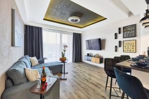 Golden Hour Apartments- Greeneri 33