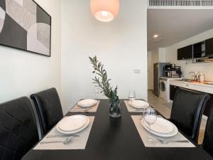 BTS Thong Lo l Large 64 sqm l Pool and Gym