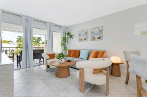 Naples Haven a Walk to Beach and 5th Ave