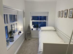 Scrumptious seaside 4 bed cottage in heart of Lyme