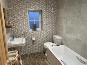 Scrumptious seaside 4 bed cottage in heart of Lyme