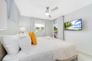 Naples Haven a Walk to Beach and 5th Ave