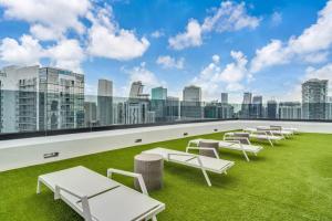 Brand New Downtown Condo on the 17th Floor w Free Parking