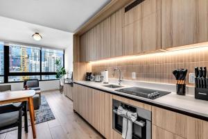 Brand New Downtown Condo on the 17th Floor w Free Parking