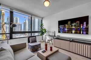 Brand New Downtown Condo on the 17th Floor w Free Parking