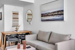 Brand New Downtown Condo on the 17th Floor w Free Parking