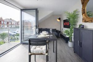 Le Mini Metro Balcony Apartment by i-Stay Whitby