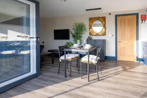 Le Mini Metro Balcony Apartment by i-Stay Whitby