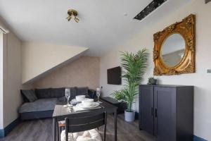 Le Mini Metro Balcony Apartment by i-Stay Whitby