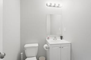 Simple, Modern Comfort Centrally Located I Gym