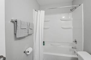 Simple, Modern Comfort Centrally Located I Gym