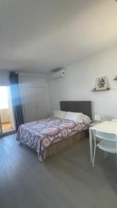 Resort con piscinas y toboganes, con vistas al mar