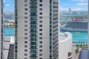 Worldcenter 1BR Condo with Pool Gym 29th Floor