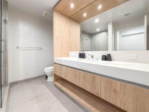 Worldcenter 1BR Condo with Pool Gym 29th Floor