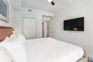 Worldcenter 1BR Condo with Pool Gym 29th Floor